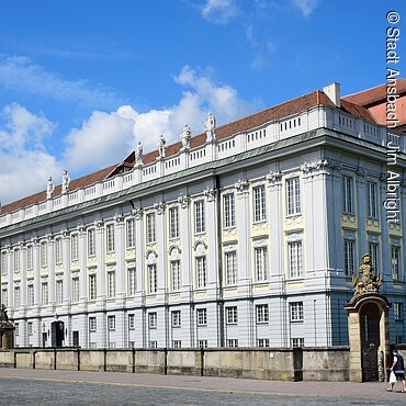 Ein prunkvolles, bläuliches Gebäude im barocken Stil.