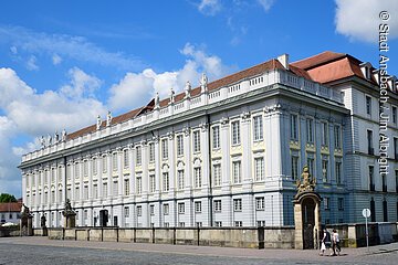 Ein prunkvolles, bläuliches Gebäude im barocken Stil.