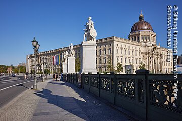 Blick von der Schlossbrücke auf das Humboldt Forum