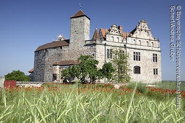 Cadolzburg bei Fürth (Nürnberg), Blick von Süden auf die Hauptburg und Burggarten mit blühendem Mohn
