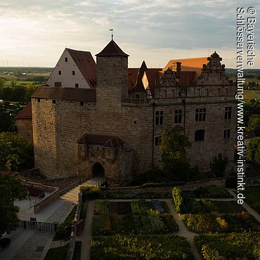 Cadolzburg bei Fürth (Nürnberg), Luftaufnahme der Burg aus Südost bei Abendlicht