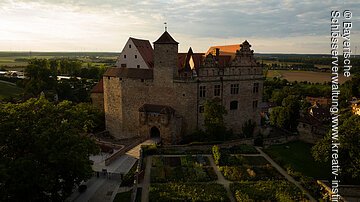 Cadolzburg bei Fürth (Nürnberg), Luftaufnahme der Burg aus Südost bei Abendlicht