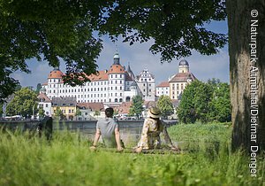 Pärchen vor Schloss