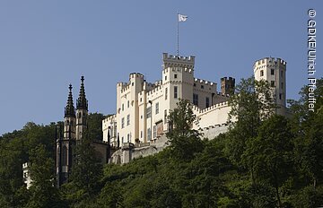 Schloss Stolzenfels in Außen- und Innenansichten.