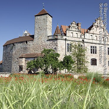 Cadolzburg bei Fürth (Nürnberg), Blick von Süden auf die Hauptburg und Burggarten mit blühendem Mohn