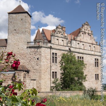Burg Cadolzburg, Blick von Süden auf Burg mit dem Burggarten, blühende Rosen, Sommer