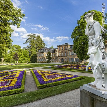 Bayreuth, Schloss Fantaisie, Park, Nördliches Parterre, Teppichbeet und Skulptur (Diana)