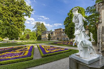 Bayreuth, Schloss Fantaisie, Park, Nördliches Parterre, Teppichbeet und Skulptur (Diana)