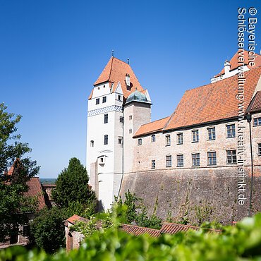Landshut, Burg Trausnitz, Blick von den Parkplätzen oberhalb des Hühnergrabens auf die Burganlage, links der Wittelsbacher Turm