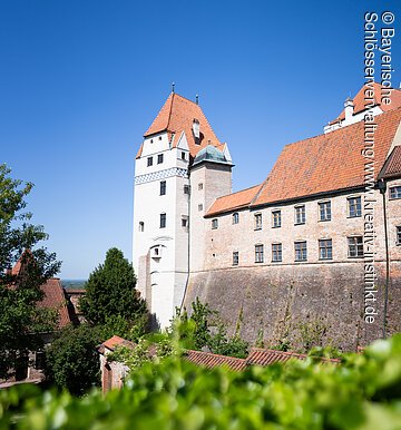 Landshut, Burg Trausnitz, Blick von den Parkplätzen oberhalb des Hühnergrabens auf die Burganlage, links der Wittelsbacher Turm