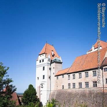 Landshut, Burg Trausnitz, Blick von den Parkplätzen oberhalb des Hühnergrabens auf die Burganlage, links der Wittelsbacher Turm