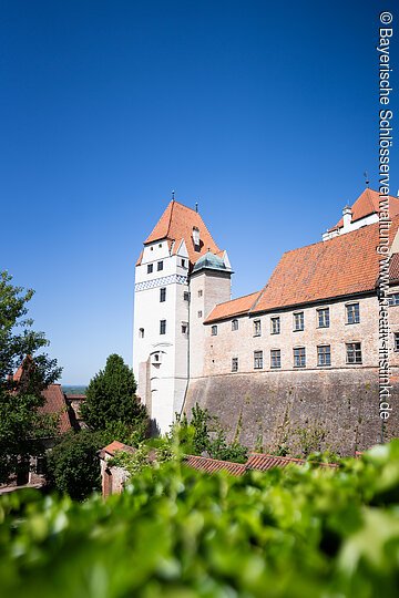 Landshut, Burg Trausnitz, Blick von den Parkplätzen oberhalb des Hühnergrabens auf die Burganlage, links der Wittelsbacher Turm