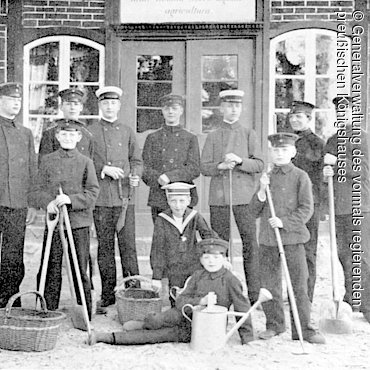 Die Prinzen August Wilhelm, Oskar und Joachim von Preußen mit ihren Mitschülern bei der Gartenarbeit vor dem Bauernhaus, Prinzeninsel Plön