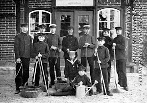 Die Prinzen August Wilhelm, Oskar und Joachim von Preußen mit ihren Mitschülern bei der Gartenarbeit vor dem Bauernhaus, Prinzeninsel Plön