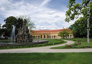 Hugenottenbrunnen im Schlossgarten mit Orangerie, Erlangen