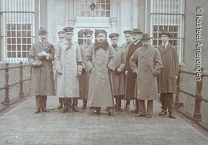 Kaiser Wilhelm II. auf der Brücke vor Schloss Amerongen