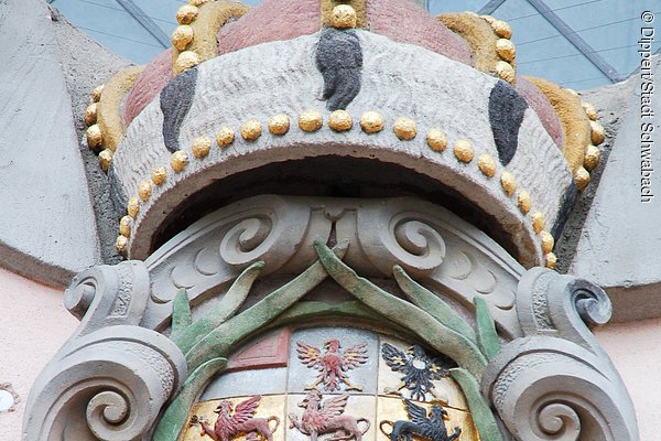 "Wappen" an der Franzosenkirche (Schwabach, Städteregion Nürnberg)