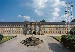 Neues Schloss, Fassade mit Vorplatz und Markgrafenbrunnen, Bayreuth