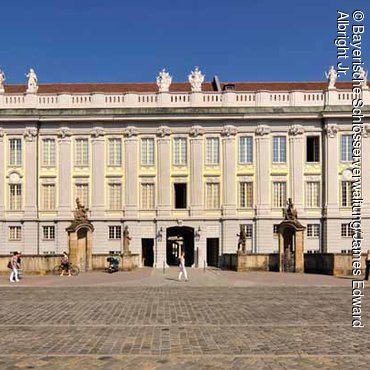 Anbach, Residenz, Hauptfassade, Ansicht von Süd-Osten auf die gesamte Front