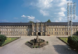 Neues Schloss, Fassade mit Vorplatz und Markgrafenbrunnen, Bayreuth