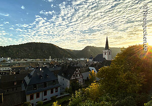 Altstadt von St. Goar mit Stiftskirche, gegenüber die Schwesterstadt St. Goarshausen mit Burg Katz